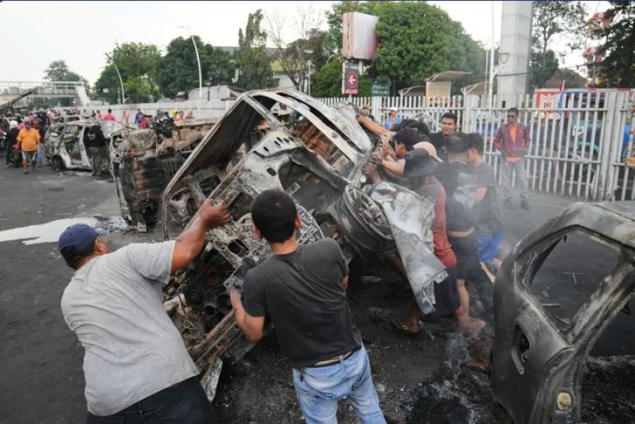 Indonezi: 20 persona të zhdukur pas protestave të dhunshme