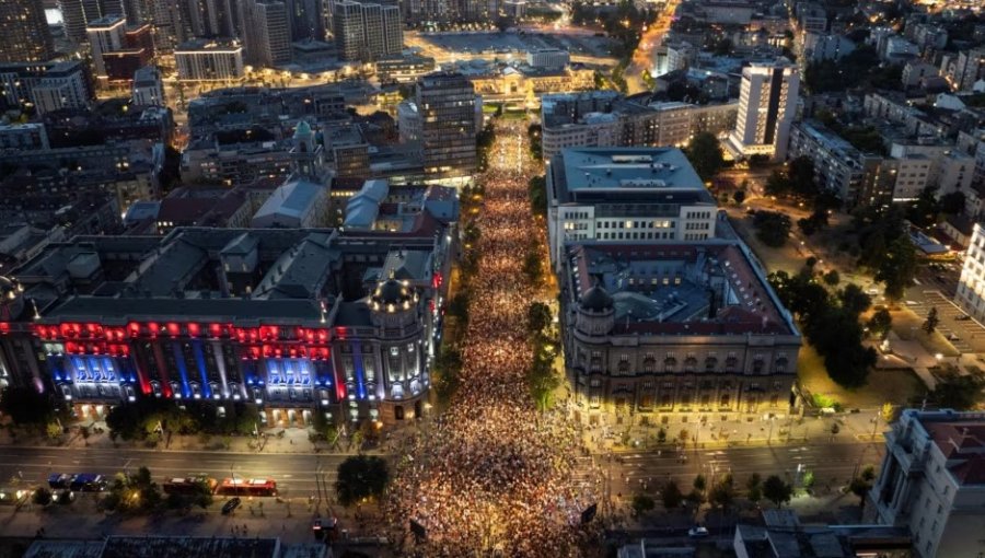 Vazhdojnë protestat masive në Serbi, mijëra qytetarë në sheshe, kërkojnë zgjedhje dhe ndryshim të qeverisë
