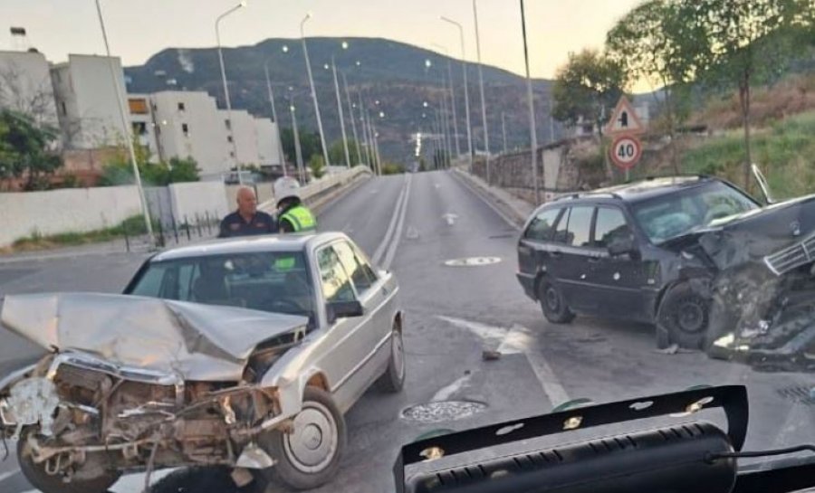 Aksident në Elbasan, makinat përplasen ‘kokë më kokë’, plagoset një prej shoferëve