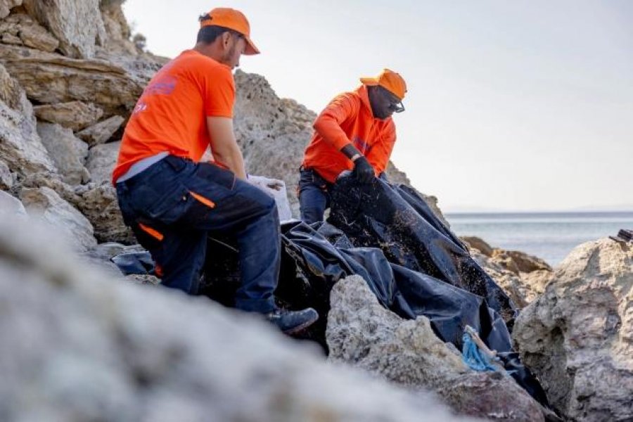 Anija 'Typhon' tërhoqi 235 anije dhe 113 motorë nga brigjet e Lesbos