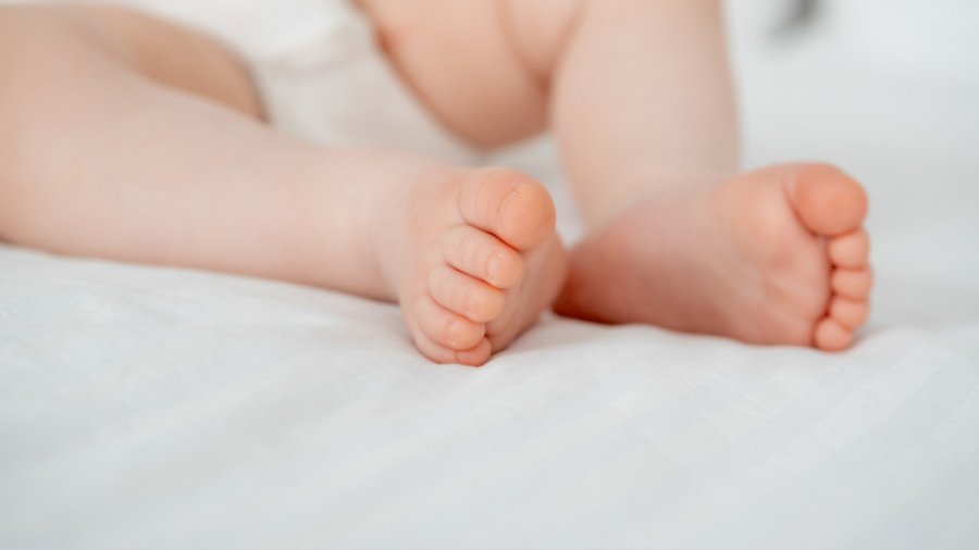 Tragjedi në Greqi: Gruaja gjendet e vdekur pasi lindi në apartamentin e saj - Edhe e porsalindura ka ndërruar jetë