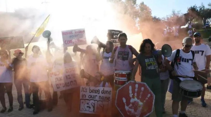 'Lironi pengjet dhe përfundoni luftën'/ Familjarët e pengjeve izraelite sërish në protestë