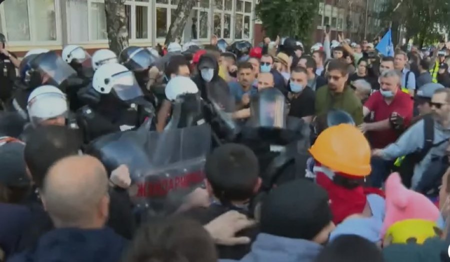 Ndryshime, shkarkime nga puna/ Policia në Serbi me pajisje të plota, qeveria ka filluar një goditje ndaj 'të pabindurve'