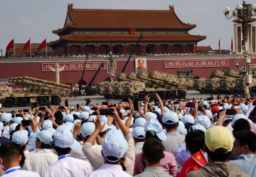 Xi i Kinës shfaq pushtet në paradën ushtarake me Putinin dhe Kim Jong Un, shfaqje force me armët e reja