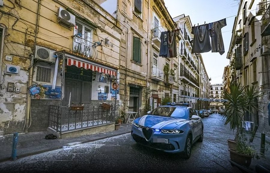Ngjarje e rëndë në Napoli/ Burri plagos gruan, ajo hakmerret dhe e vret