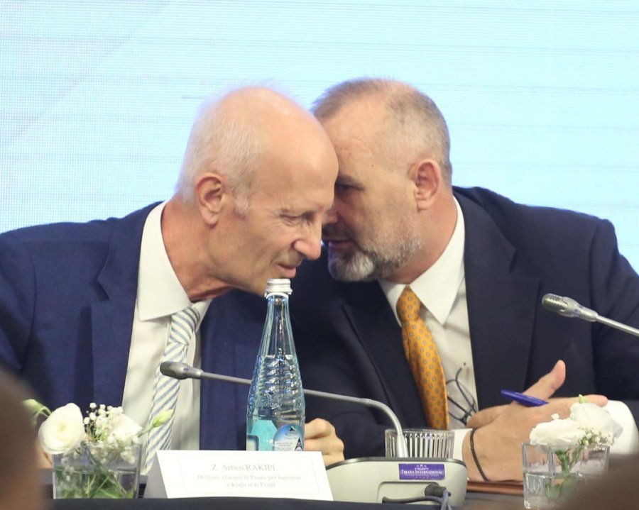 Ministria fsheh draftin për Kodin e ri Penal/ Njofton tavolinë diskutimi me gazetarët vetëm 15 orë përpara zhvillimit