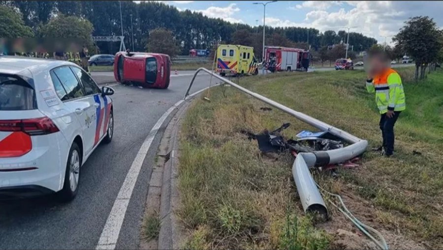 FOTOLAJM/ Shqiptari përplaset me shtyllën e ndriçimit pas ndjekjes policore
