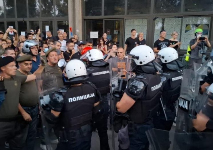 Serbi/ S'ndalen protestat, grumbullohen në Novi Sad, forca të shumta policie në kampus
