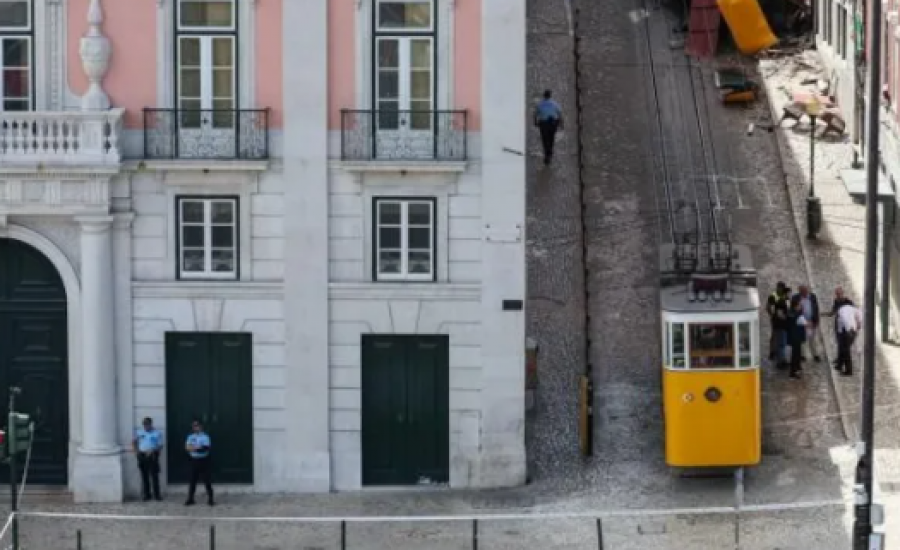Mrekulli në tragjedinë e Lisbonës, 3-vjeçari shpëtohet nga rrënojat 