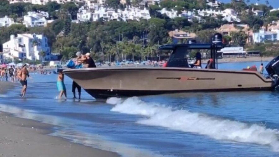 Kontrabandistët zbarkuan drogën në një plazh plot me turistë në Spanjë