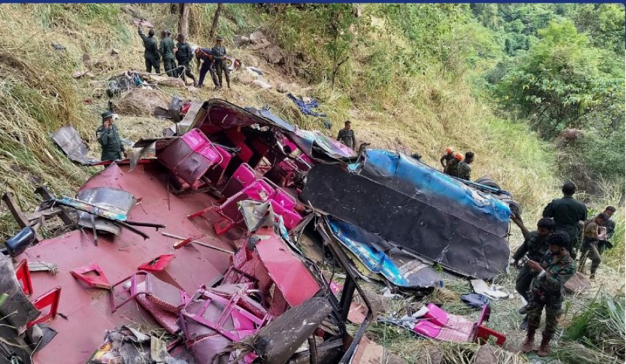 Tragjedi në Sri Lanka: 15 të vdekur dhe 16 të plagosur nga rrëzimi i një autobusi