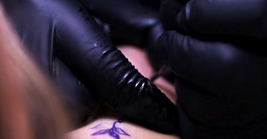 EMRI/ Shqiptari arrestohet pas 19 vitesh në arrati, si u identifikua nga tatuazhi i një gruaje gjysmë të zhveshur...