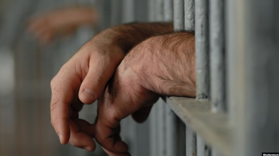 Dyshohet se rrahu nxënësin në shkollë, arrestohet mësuesi nga Istogu