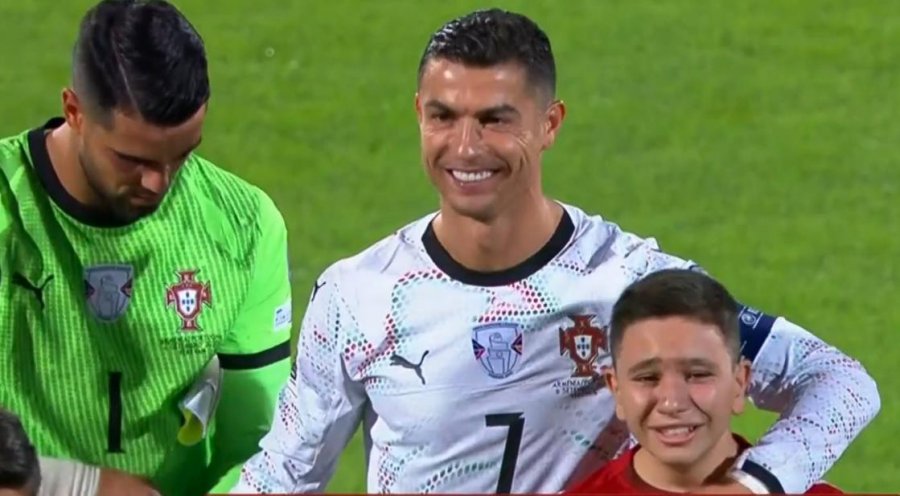 VIDEO/ Cristiano Ronaldo dhe momenti që preku zemrat e miliona njerëzve