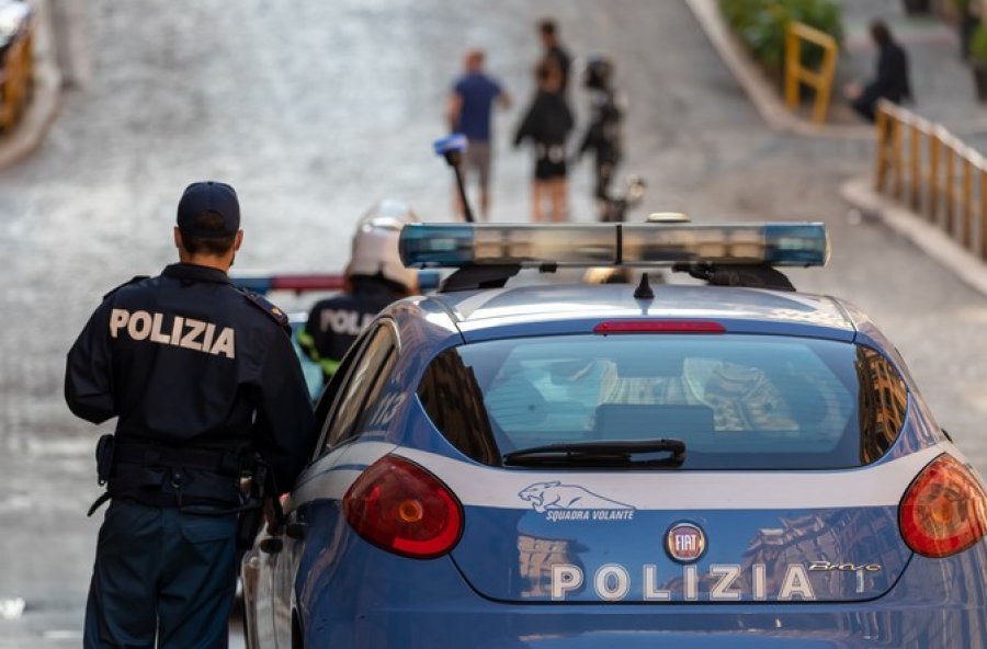 Jo vetëm shqiptarët, italiani kapet me 30 kg drogë në makinë dhe 20 mijë euro cash. Kur pa policët tentoi të kthehej në autostradë, alarmoi oficerët