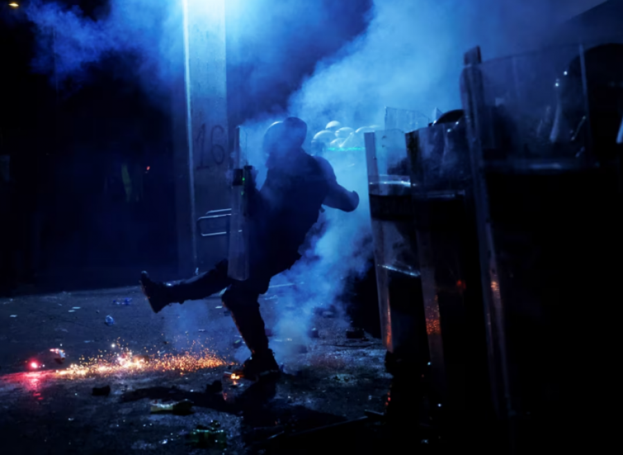 'Vuçiç largohu', mijëra protestues antiqeveritarë përleshen me policinë në Novi Sad. Hidhen granata dhe gaz lotsjellës për të shpërndarë turmën