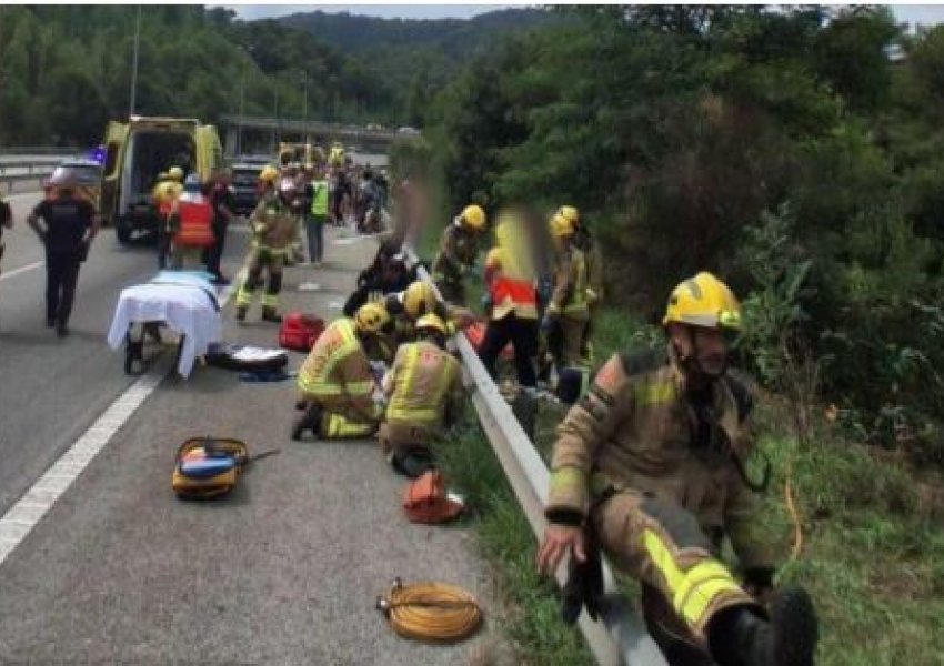 FOTO/ Autobusi me turistë del nga autostrada dhe përplaset me shkëmbin, 53 të plagosur