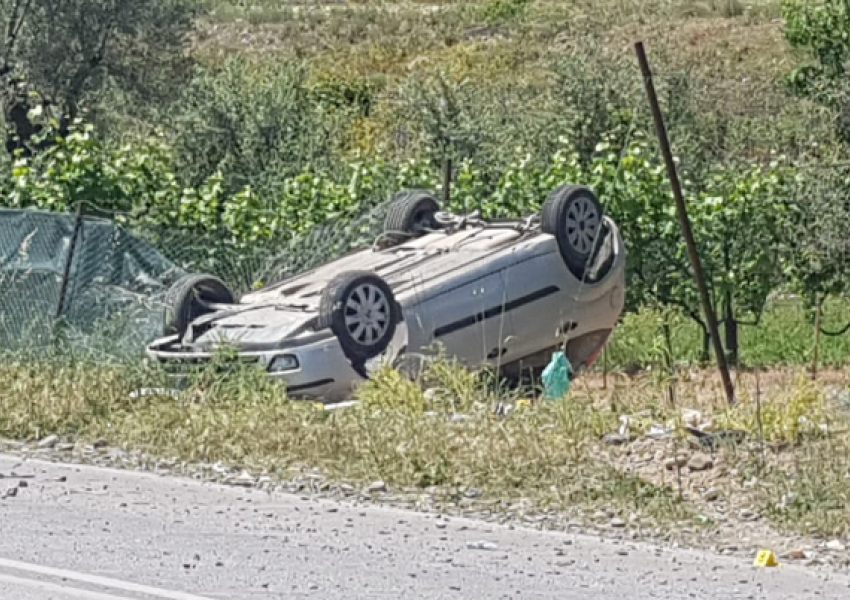 Librazhd/ Humb kontrollin e makinës në kthesë dhe rrokulliset rreth 100 metra, dyshohet se shkak u bë gjendja e rrugës  