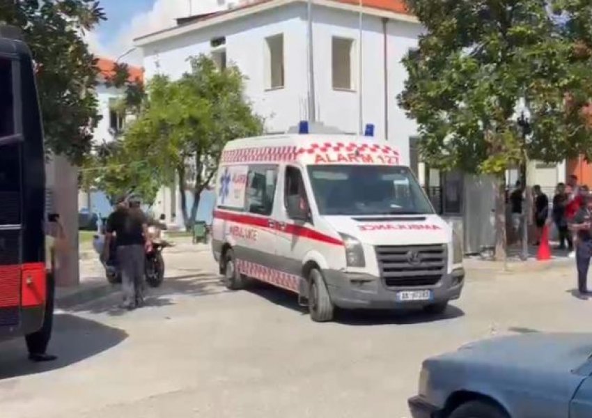 Operacioni anti-drogë në Elbasan/ Sëmuret njëri nga të arrestuarit, dërgohet në spital