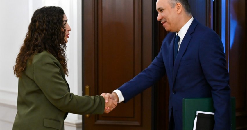 Osmani takohet me ambasadorin e Arabisë Saudite, ai ia dorëzon ftesën e Princit të Kurorës për të marrë pjesë në një forum në Riad