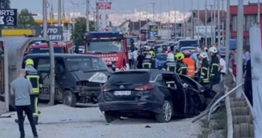 Dy të lënduar rëndë nga aksidenti në Sllatinë, kamioni humbi drejtimin dhe doli në anën e kundërt e goditi katër vetura