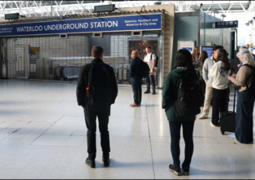 Bllokohen metrotë në Londër, sindikatat paralajmërojnë grevë për pagat dhe kushtet e punës