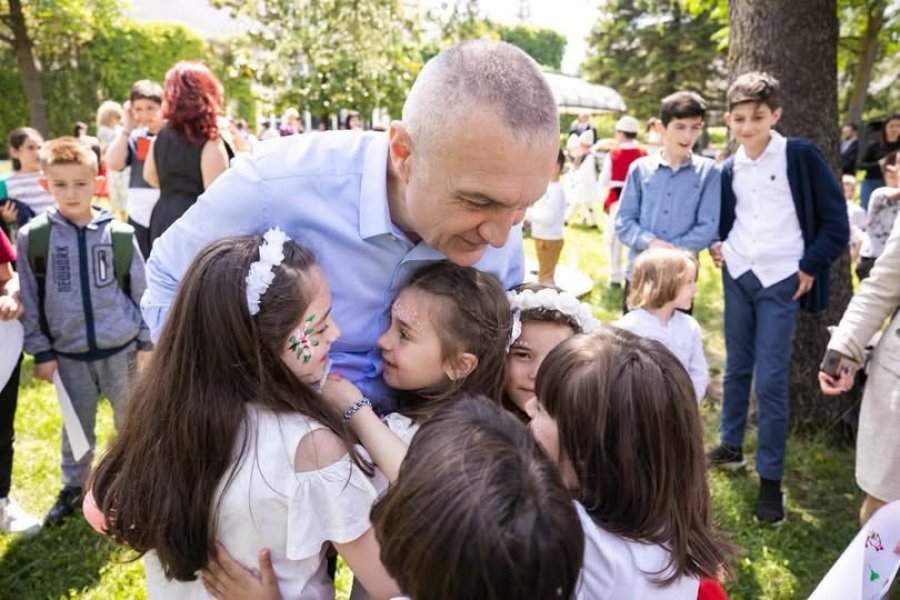 'Viti i ri shkollor'/ Meta: Bankat bosh tregojnë shpopullimin, arsimi i lënë në mëshirë të fatit