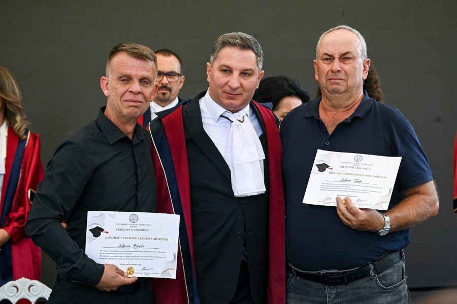 Aksidenti u mori jetën, prindërit e Arbnorës e Antianës marrin diplomat e vajzave