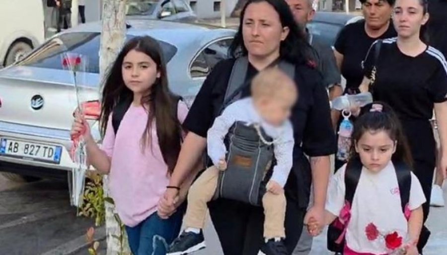 17 vjeçari e përplasi me makinë/ 2 vajzat shkojnë në shkollë pa babanë, shoqërohen nga nëna