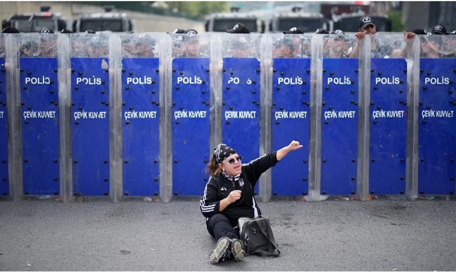 Erdogan mbyll internetin dhe godet opozitën në Stamboll: Turqia zhytet në censurë dhe represion