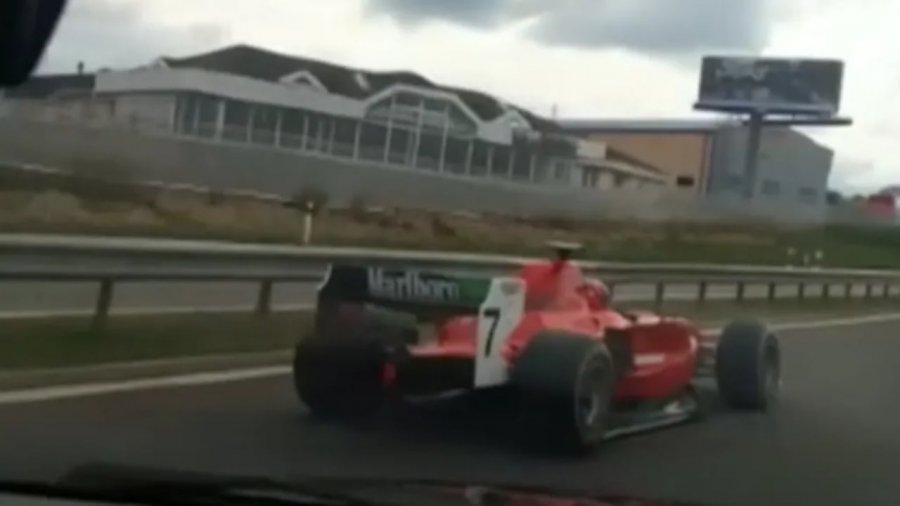 Kapet pas 4 vitesh kërkimi, 51-vjeçari voziste makinë garash në autostradë si në Formula 1