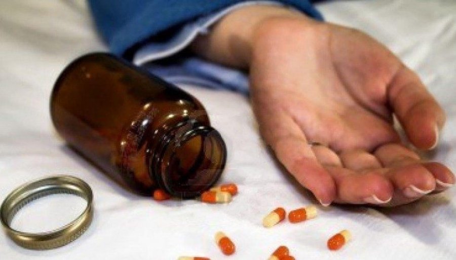E rëndë në Pogradec! Konsumoi një sasi medikamentesh në banesë, përfundon në spital 65-vjeçarja