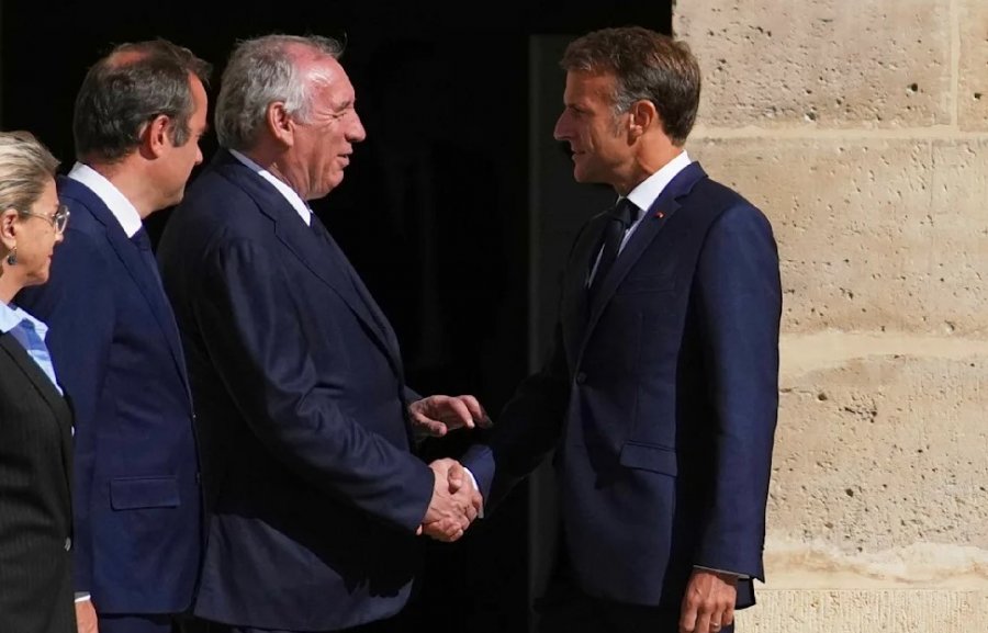 Franca zhytet në krizë/ Bie qeveria e Macron, çfarë pritet të ndodhë tani