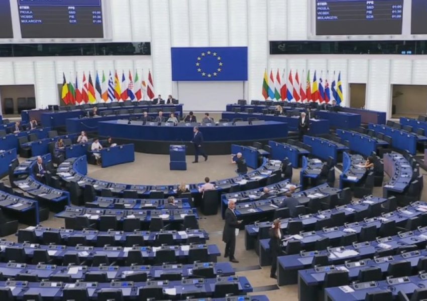 Parlamenti Evropian kritikon ashpër Vuçiç: Dhuna ndaj protestuesve dhe kontrolli i medias e pengojnë Serbinë drejt BE-së