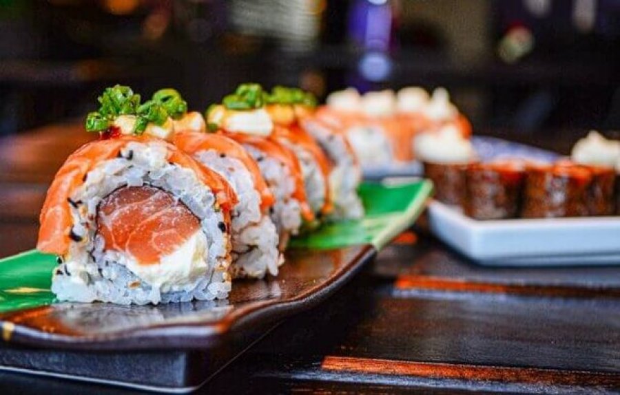 Parazitët e fshehur në sushi dhe salmon, çfarë duhet të dini