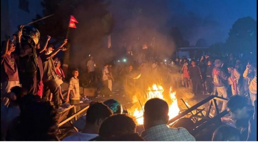 Protestuesit mësyjnë edhe në burgje, arratisen afro 1000 të burgosur në Nepal