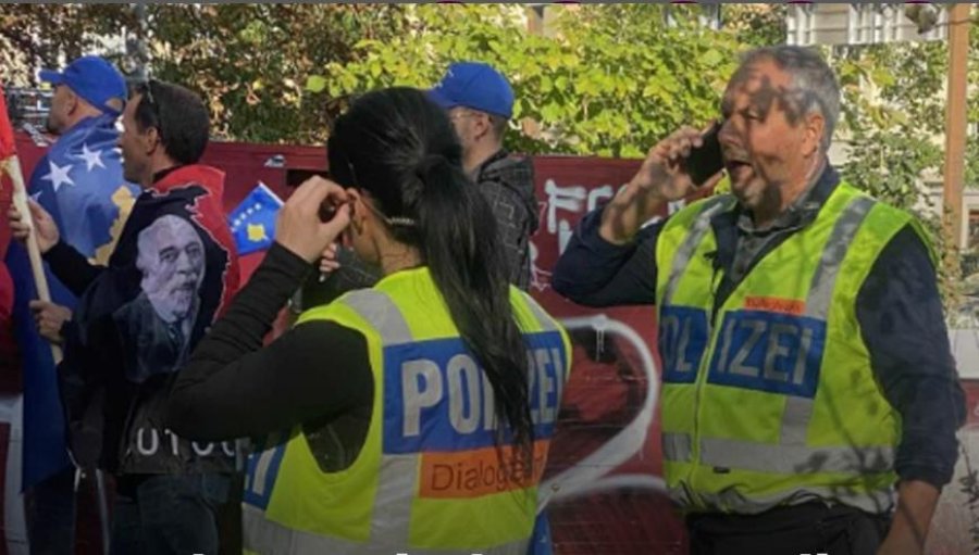 Zviceranët e kthejnë në çështje policen shqiptare që këndon këngën për Adem Jasharin