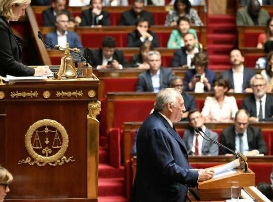 Kaos në Francë, Bayrou dorëzon sot dorëheqjen! Macron mendon pasardhësin, Marine le Pen kërkon...