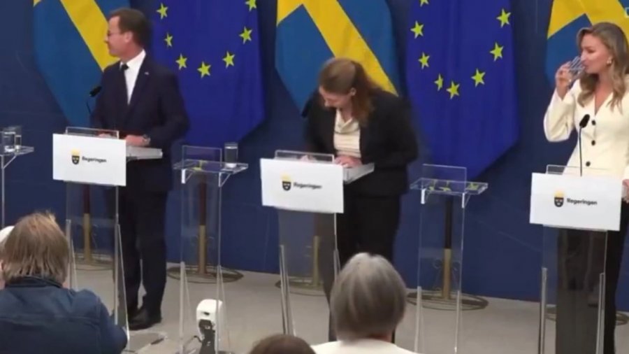 VIDEO/ Ministrja e Shëndetësisë humb ndjenjat gjatë konferencës për shtyp, godet kokën në podium