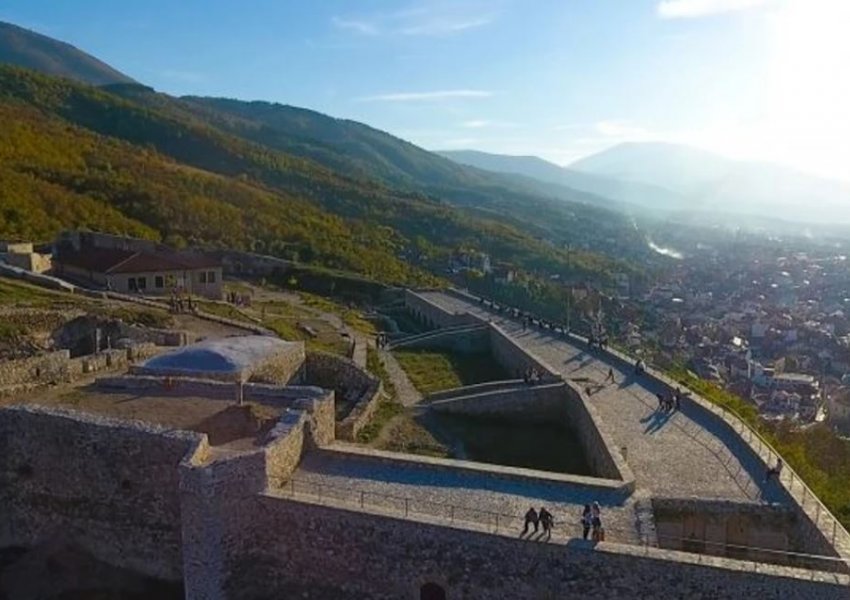 I moshuari bie nga Kalaja e Prizrenit dhe humb jetën