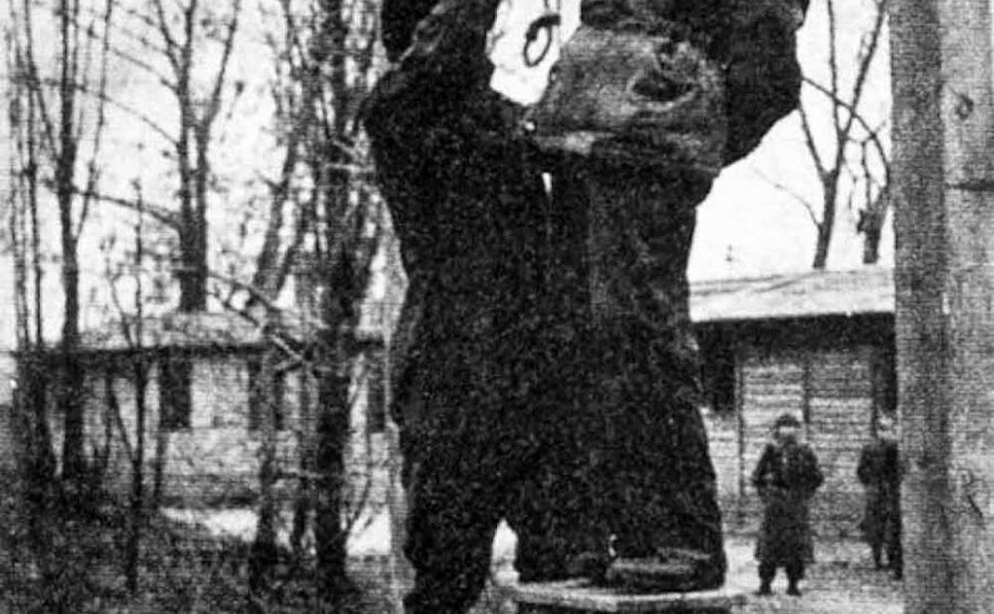 Komandanti i kampit të përqendrimit të Aushvitzit, u var pranë krematorit të kampit në vitin 1947