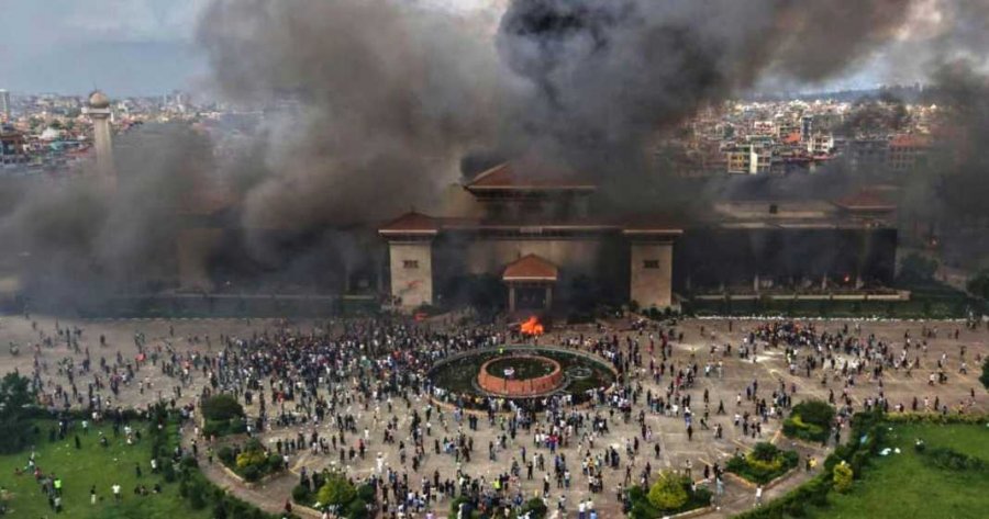 Trazirat mes protestave, mijëra të burgosur arratisen nga burgjet në Nepal