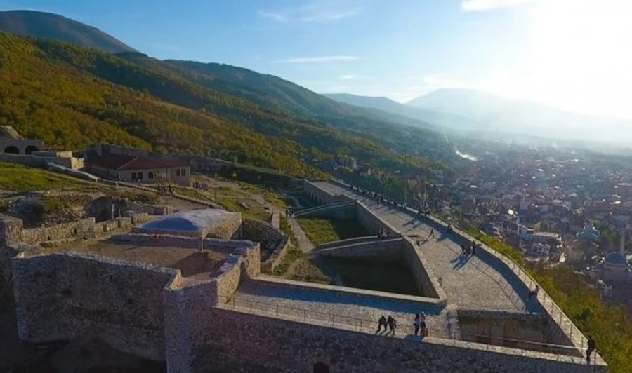 I moshuari bie nga Kalaja e Prizrenit dhe humb jetën