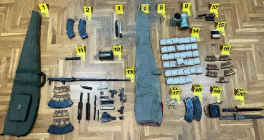 Policia sekuestron armë dhe sasi të madhe municioni në Zveçan, një i arrestuar