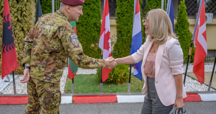 Komandanti i KFOR-i takon diplomaten greke, flasin për sigurinë në Kosovës – përmendet edhe dialogu