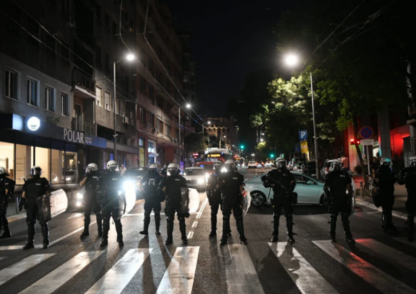 Presidenti rikthen kriminelët me uniformë/ Vuçiç forcon pushtetin për t’iu kundërvënë protestuesve, valë e re spastrimesh policore