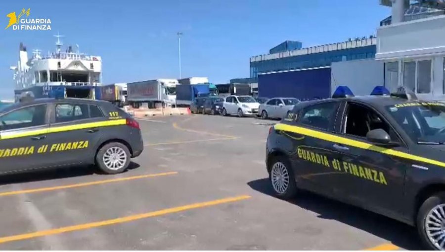 Shqiptari në kërkim ndërkombëtar arrestohet në portin e Barit, ishte fshehur në një kamion me mallra për në Shqipëri