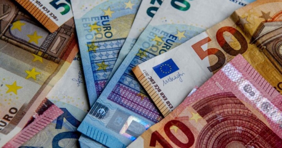 Euro ra, por deficiti i jashtëm u rrit në tremujorin e dytë, nga importet dhe ngadalësimi i turizmit