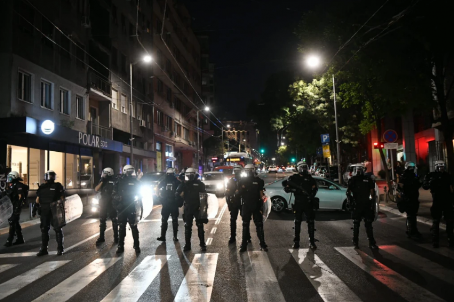 Presidenti rikthen kriminelët me uniformë/ Vuçiç forcon pushtetin për t’iu kundërvënë protestuesve, valë e re spastrimesh policore