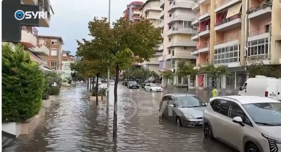 SYRI TV/ Reshjet e shiut përmbytin sërish Vlorën, rrugë dhe lagje nën pushtetin e ujit